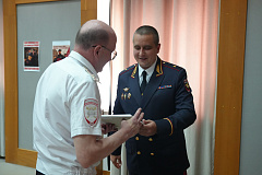 Генерал-майор полиции Олег Пауков и общественник Юрий Оболонский поздравили автоинспекторов с 90-летием ГАИ