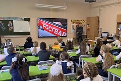 Московские росгвардейцы поздравили школьников и студентов с Днём знаний